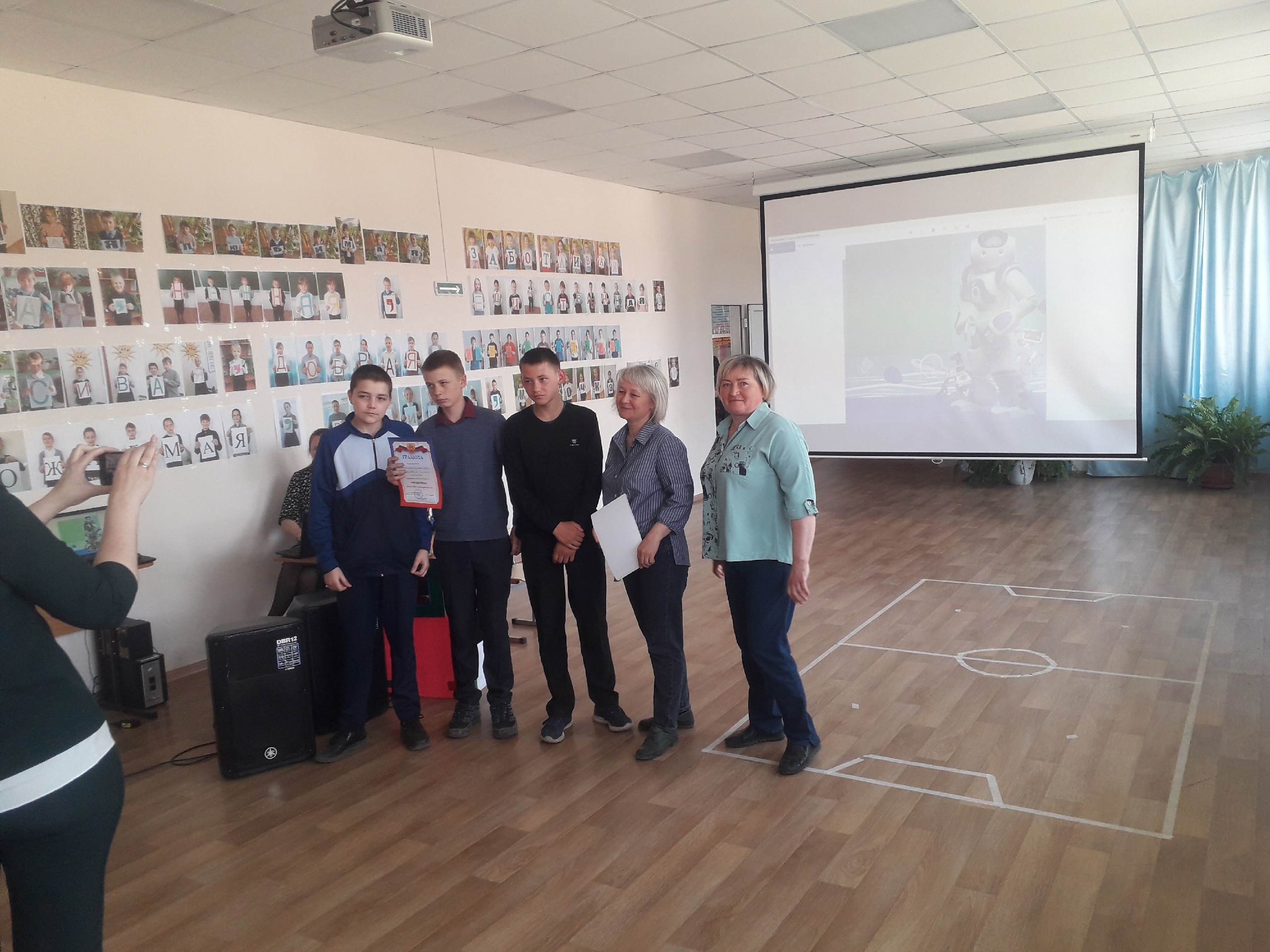Участвуем в соревнованиях по робо-футболу Участвуем в соревнованиях по робо-футболу.